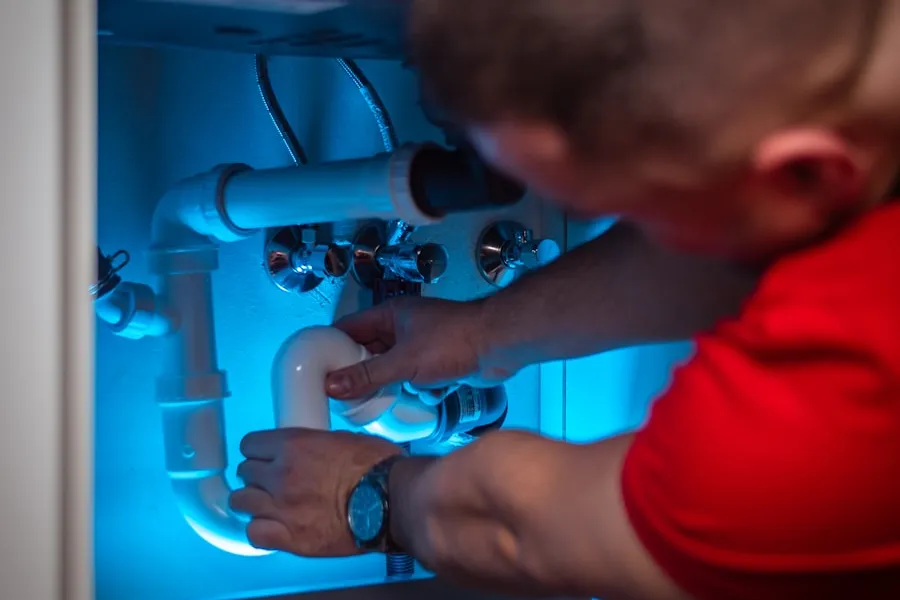 Technicien plombier travaillant sur une installation de tuyaux